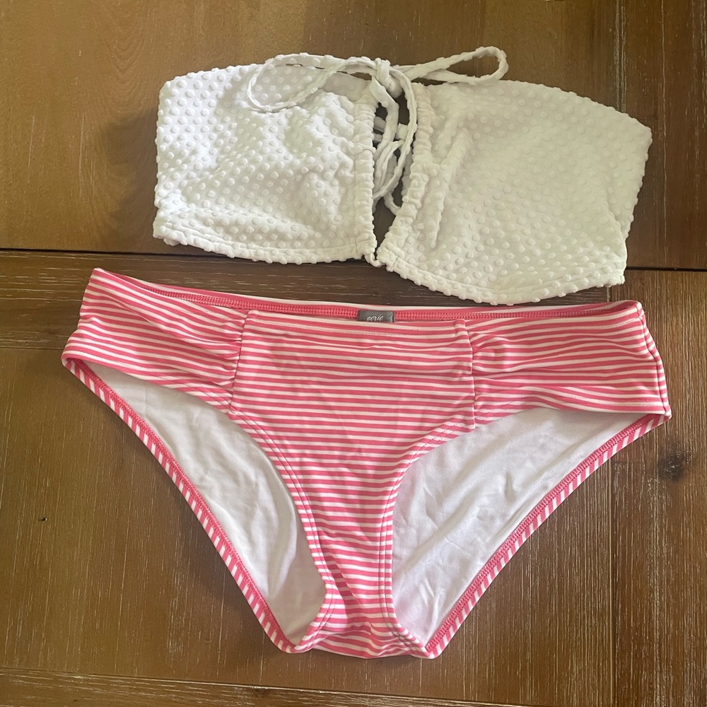 2💜$10
White Textured Bikini Top and Pink Striped Bottoms aerie